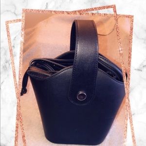 Crossbody bucket handbag